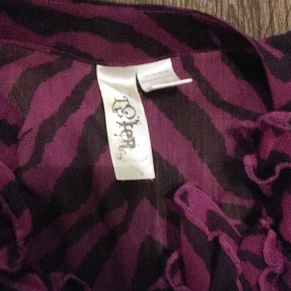 2 short sleeve shirts - Picture 2 of 3